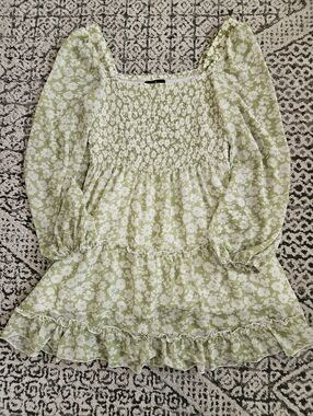 Lulus Light Green And White Floral Print Dredd Size Medium